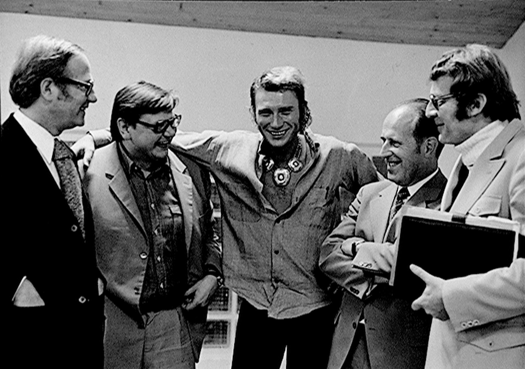 Johnny Hallyday entouré de Jean Dumur, Jean-Claude Chanel, M. Auberson et Christian Defaye. [RTS]