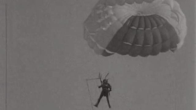 Le cascadeur Gil Delamare durant sa traversée de la Manche en parachute ascensionnel.