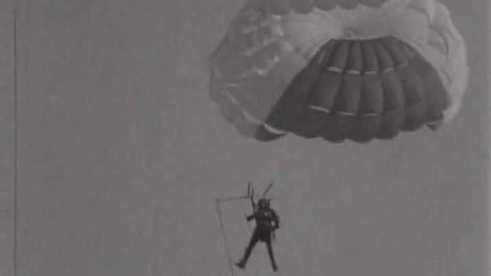 Le cascadeur Gil Delamare durant sa traversée de la Manche en parachute ascensionnel.