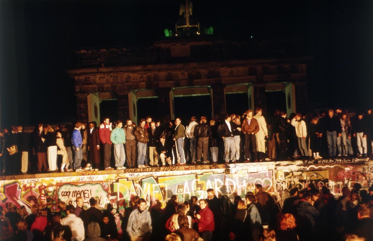La foule se presse à la porte de Brandebourg. [AP Photo/Jockel Finck/09.11.1989 - JOCKEL FINCK]