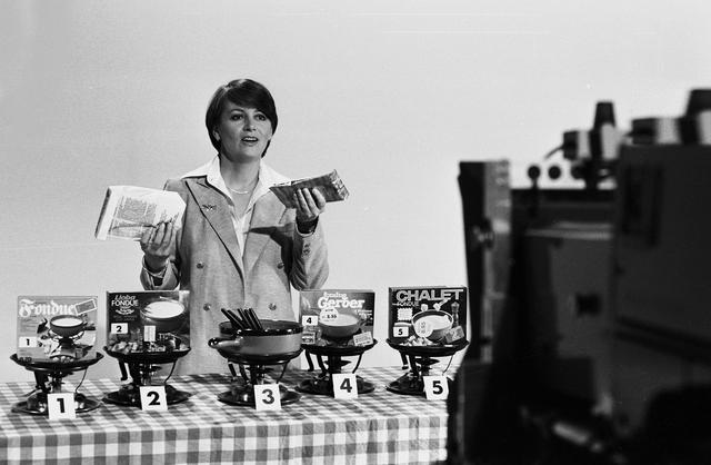 La journaliste de l'émission de consommation A Bon Entendeur, Catherine Wahli, en 1976. [RTS]