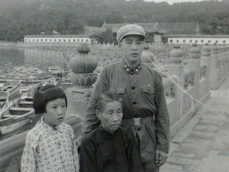 Une famille au bord du lac un dimanche à Pékin en 1966. [RTS]