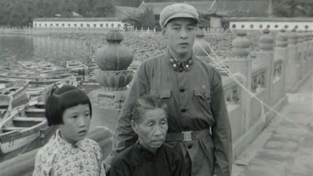 Une famille au bord du lac un dimanche à Pékin en 1966. [RTS]