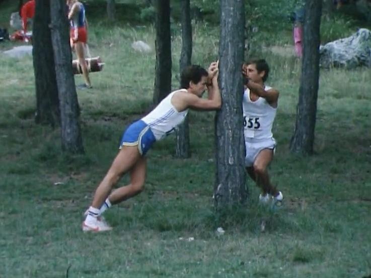 Quelques exercices d'assouplissements avant de partir à l'assaut de Sierre Zinal, 1982