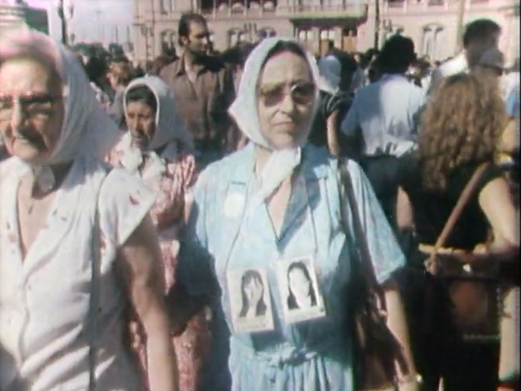 Manifestation des Mères de la Place de Mai en 1985. [RTS]