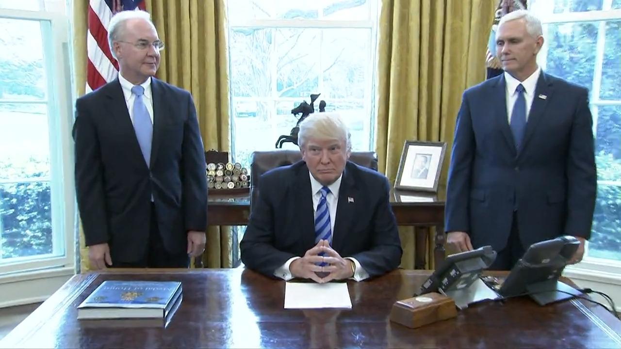 Le président Donald Trump, le vice-président Mike Pence et le ministre de la santé Tom Price à la Maison-Blanche en 2017 [RTS]