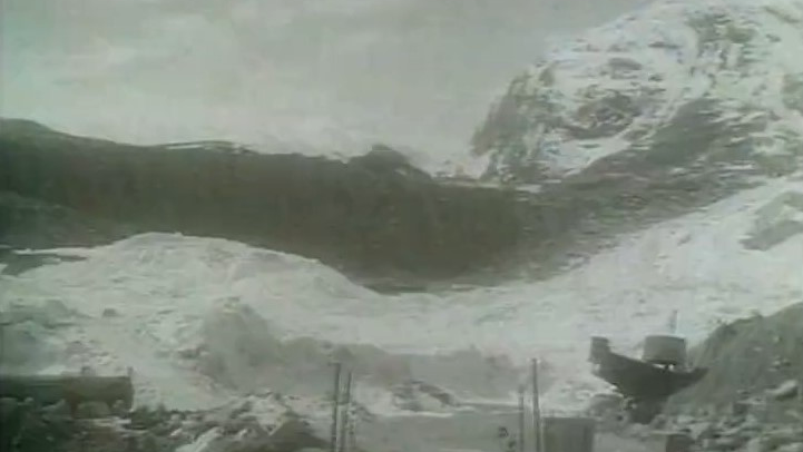 Les baraquements du chantier du barrage de Mattmark ensevelis sous la neige du glacier d'Allalin, 1965