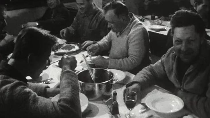 L'heure de la cantine pour les ouvriers du chantier de Mattmark, 1964