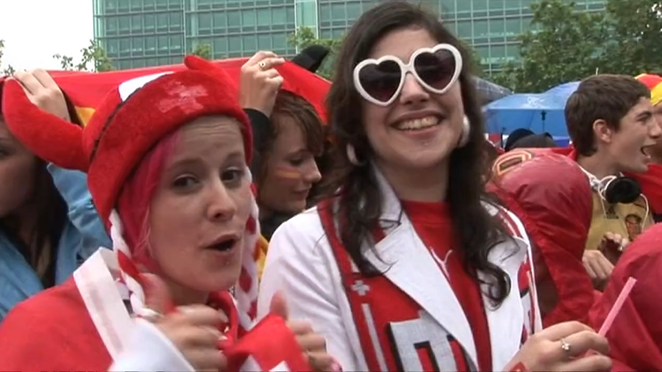 Des supporters suisses à la Fan Zone de Genève en 2010. [RTS]