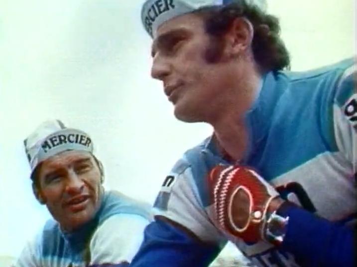 Raymond Poulidor (à gauche) et Christian Raymond (à droite) durant le Tour de Romandie 1974. [RTS]