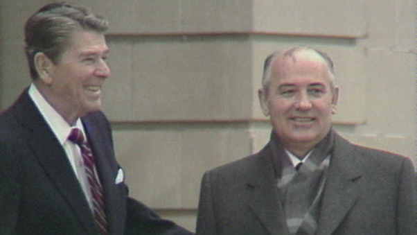 Ronald Reagan et Mikhaïl Gorbatchev à Genève en 1985. [RTS]