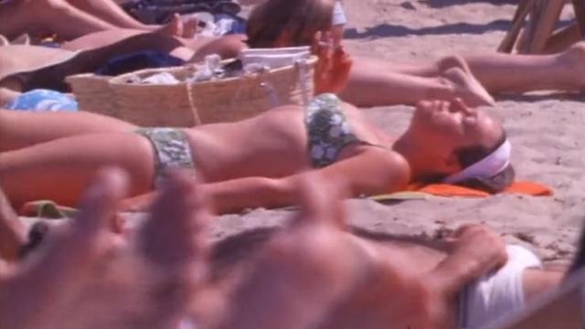 Des touristes sur une plage d'Ibiza en 1969. [RTS]