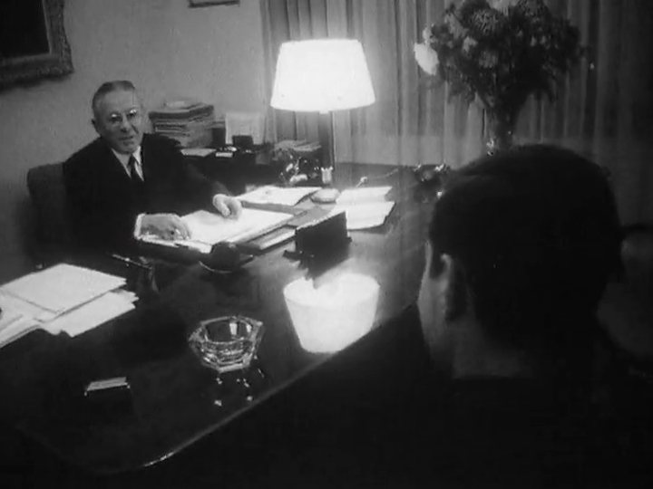 Le banquier suisse et son client en 1964. [RTS]