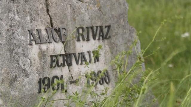 La tombe de l'écrivaine suisse Alice Rivaz au Cimetière des Rois à Genève. [RTS]