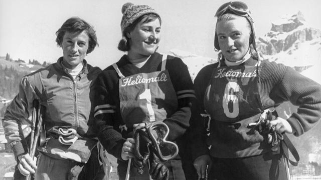 Les skieuses suisses Annemarie Waser, Yvonne Rüegg et Madeleine Berthod en 1959. [Keystone]