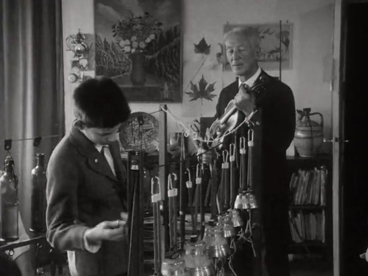 Le compositeur Albert Jeanneret en plein cours de musique. [RTS]