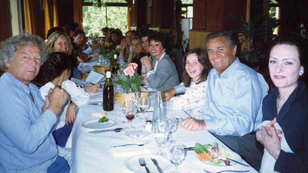 Yvan Butler, Roger Hanin et l'équipe de tournage de Navarro [Archives personnelles Yvan Butler]