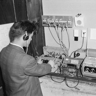 Enregistrement d'un culte radio au temple d'Orbe, 1963. [Archives cantonales vaudoises]