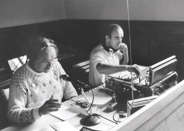 Culte protestant avec le journaliste Henri Kunzler et l’ingénieur son Jean-Claude Renou, [Bibliothèque cantonale et universitaire de Fribourg, fonds CIRIC, © J.-C. Gadmer]