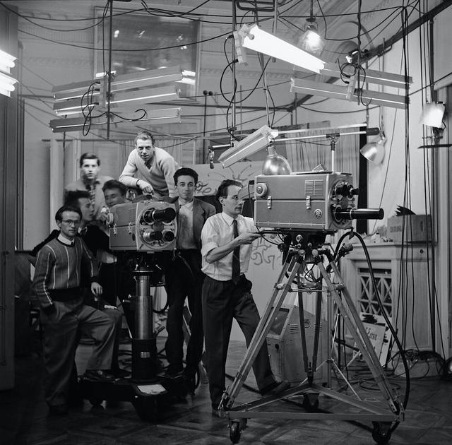 Le petit studio de Mon Repos encombré par le matériel d'éclairage et les caméras vidéo. De gauche à droite: un cableman, Michel Zangger, Michel Stucky, techniciens, Jean-Louis Roy, M. Mercier, électricien, Jean-Jacques Lagrange, réalisateur, William Baer, chef opérateur et caméraman. [RTS - Jacques Margot]