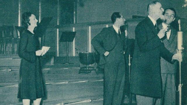 Maître Antoinette Quinche à gauche au Forum Radio Lausanne en 1945 [RTS]