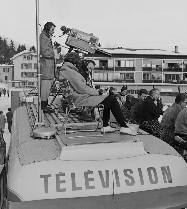 Le car de reportage de la télévision est à Crans-sur-Sierre pour une retransmission sportive en 1959. [RTS - Jacques Margot]