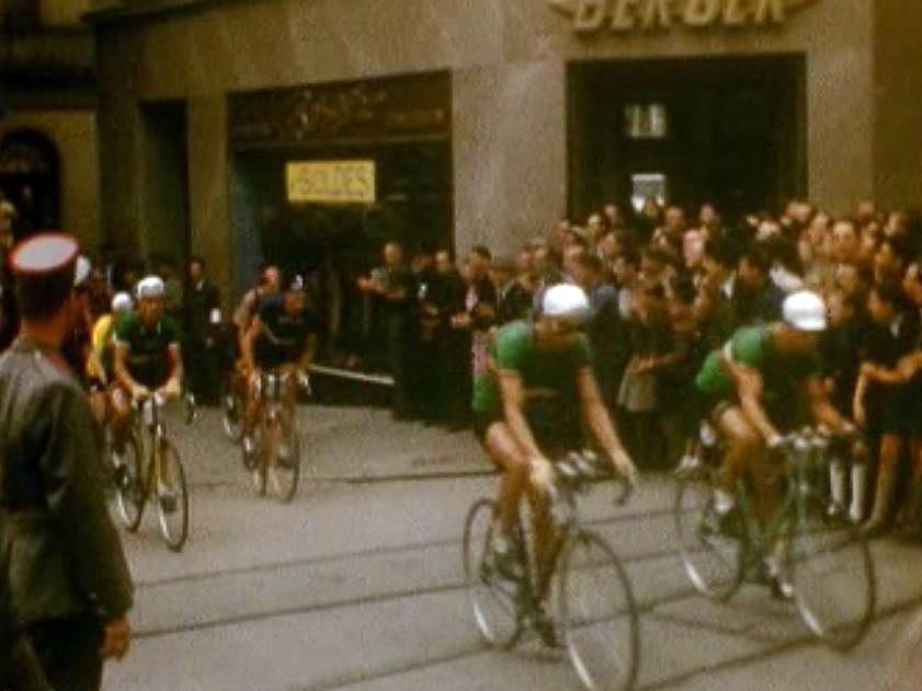 Passage du Tour de France en ville de Lausanne en 1948. [TSR]