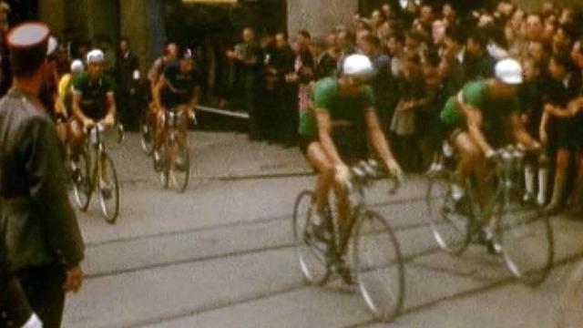 Passage du Tour de France en ville de Lausanne en 1948. [TSR]