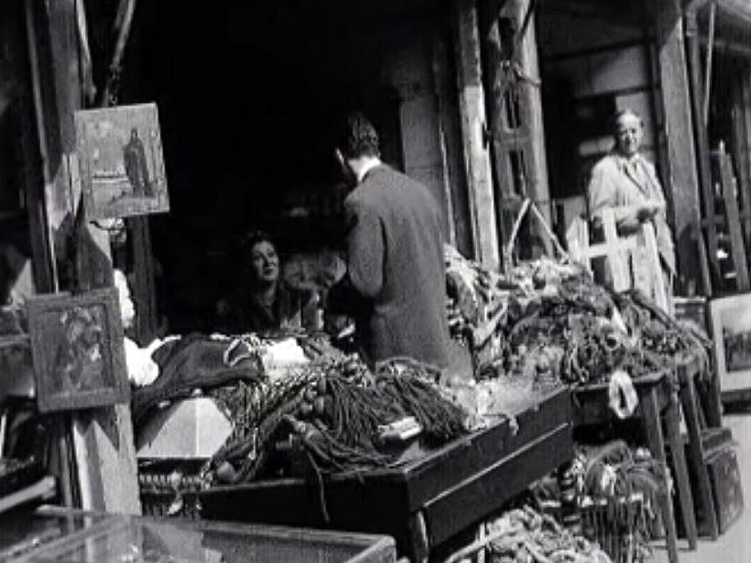 Dans le Paris de 1954 avec ces petits métiers des rues.