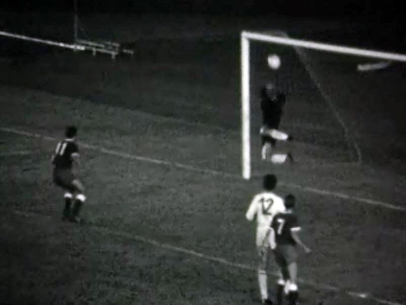 Au Mondial de 1954, la Suisse l'emporte sur l'équipe d'Italie.
