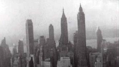 Dans les rues de New York en 1957: une ville éblouissante. [RTS]