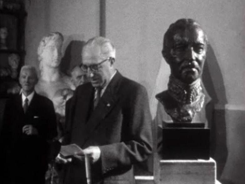Le général découvre son buste sculpté par Casimir Reymond.