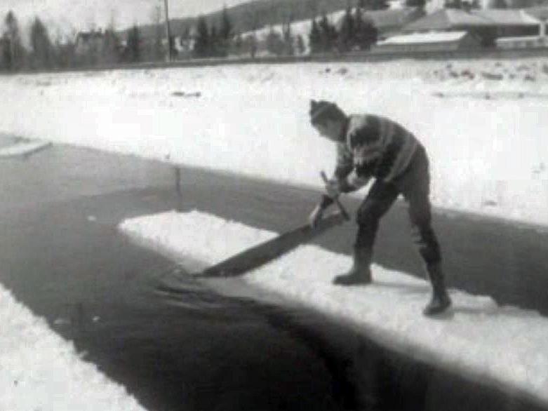 De la glace naturelle est extraite pour tenir la bière au frais.