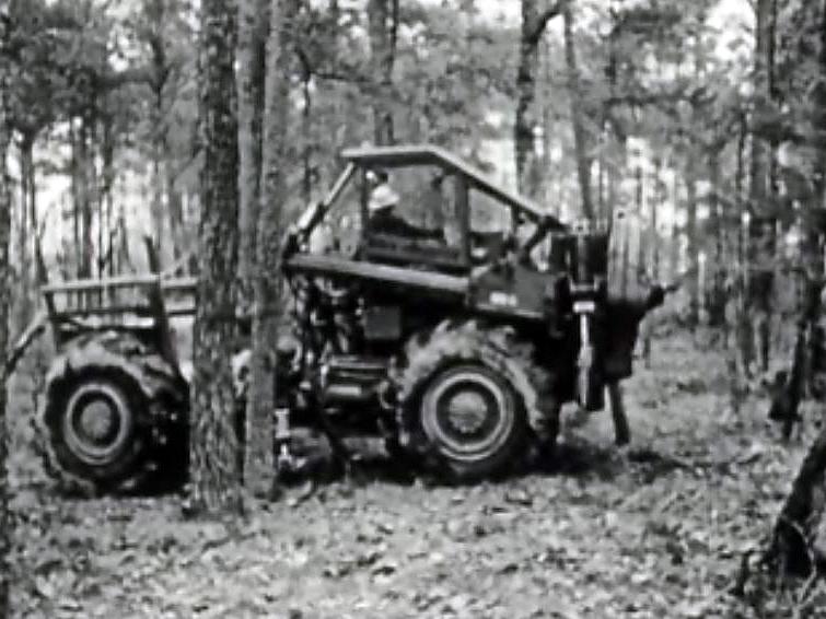 Une nouvelle machine à débiter le bois dans les forêts.