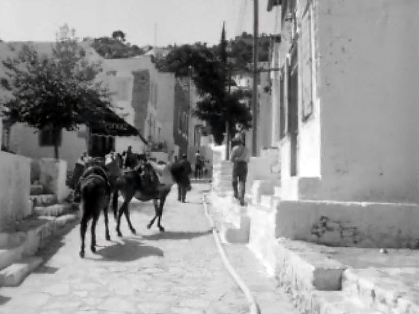 Un voyage en Grèce avec ses villages de pêcheurs et de touristes.