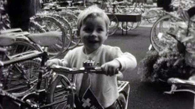 Des vélos exposés au Salon de l'automobile! C'était en 1963.