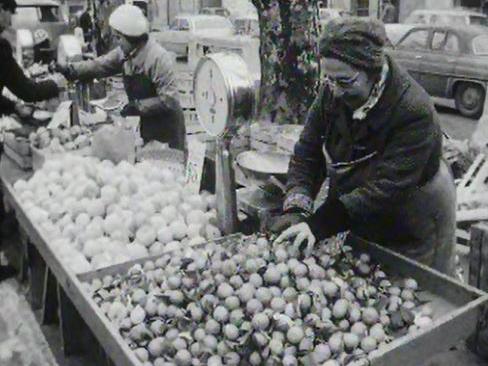 La rumeur court: les oranges du marché sont empoisonnées. [RTS]