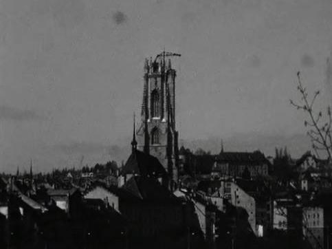 Fribourg, une grue-lift pour monter sur la cathedrale. [RTS]