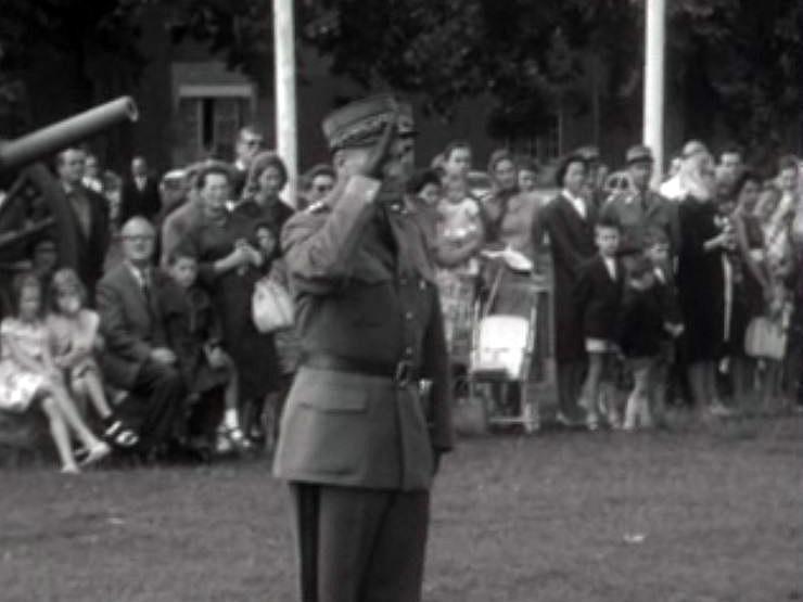 Avant tout défilé militaire, le commandant salue le drapeau.