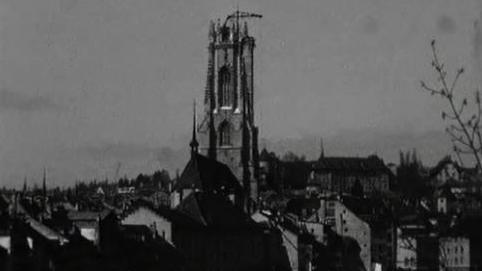 Fribourg, une grue-lift pour monter sur la cathedrale. [RTS]
