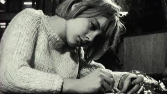 Sylvie Vartan très appliquée à signer des autographes à ses fans. [RTS]