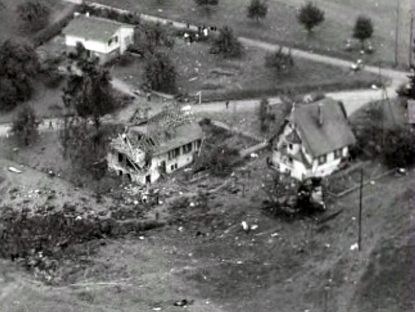 Une Caravelle de Swissair s'écrase près de Zurich.