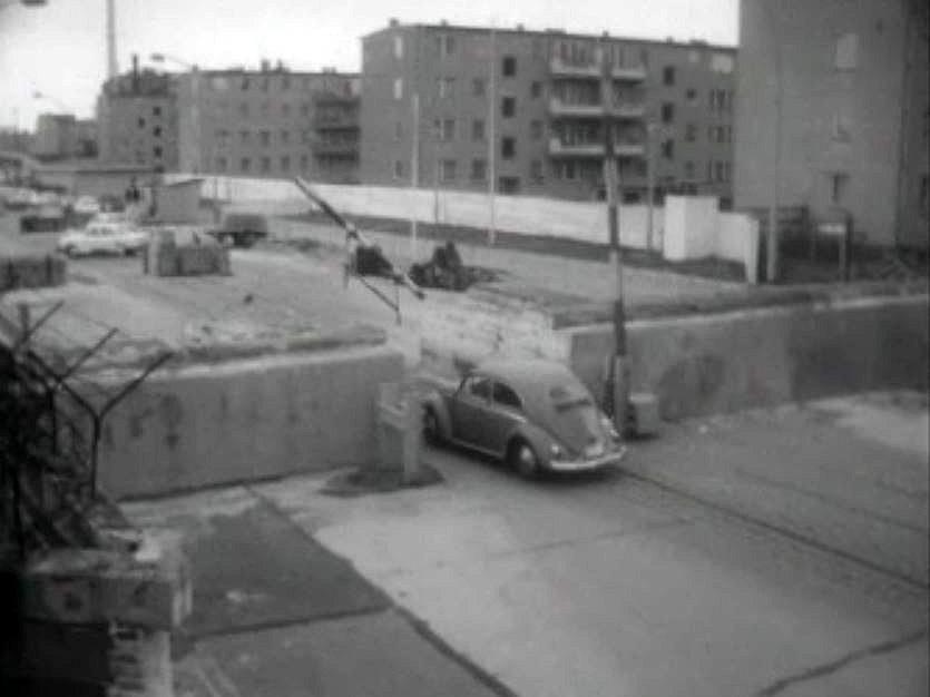 Ambiance au Mur de Berlin lors d'une visite de la ville en 1964.