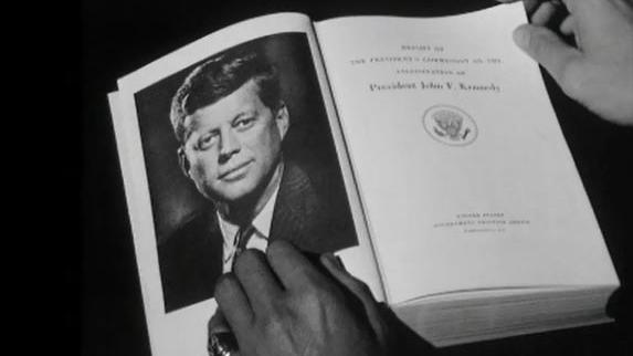 Le rapport Warren, un document contesté sur la mort de JFK. [RTS]