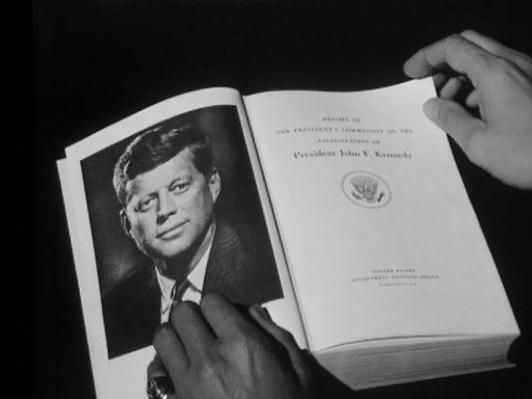 Le rapport Warren, un document contesté sur la mort de JFK. [RTS]