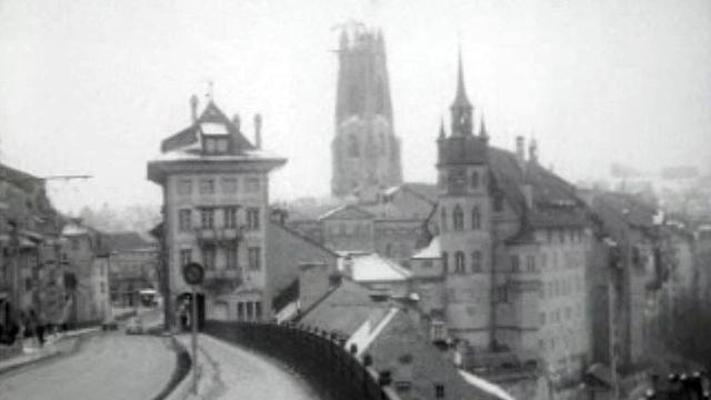 Fribourg, une cérémonie de bénédiction par le Cardinal Journet. [RTS]