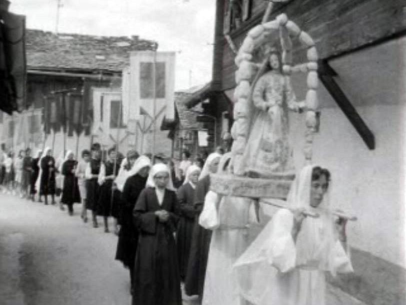 Les habitants de Lens (VS) vont vers la Christ-Roi en procession.