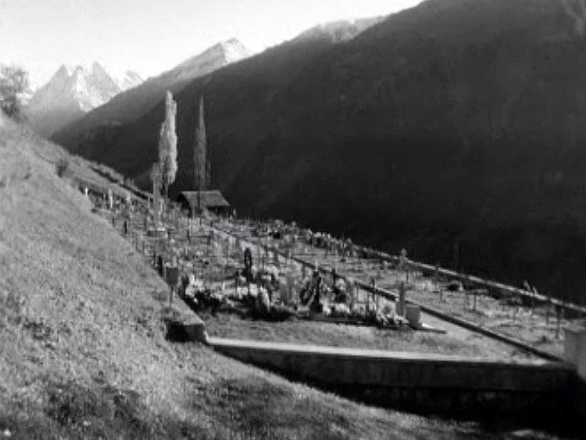 La fête de la Toussaint dans un cimetière valaisan.