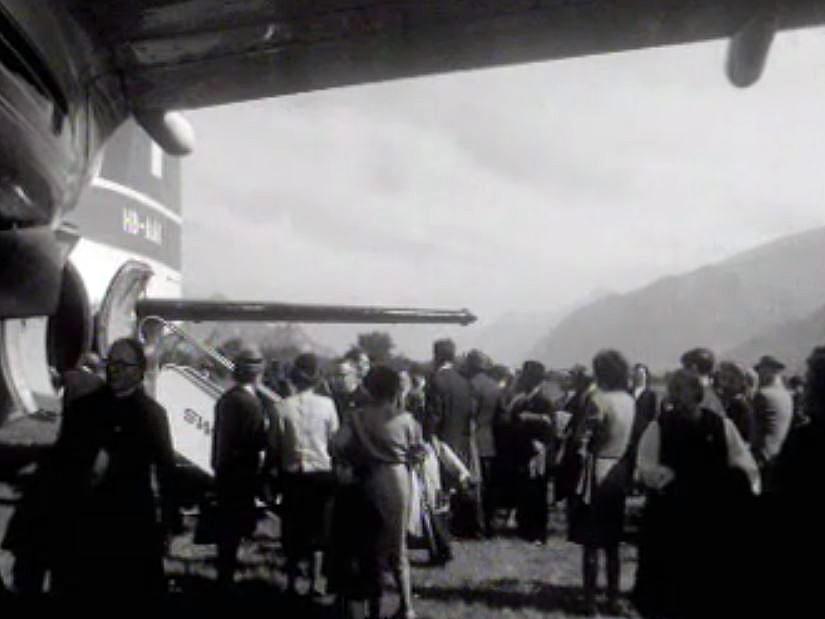 C'est le départ en avion pour le pèlerinage de Lourdes.