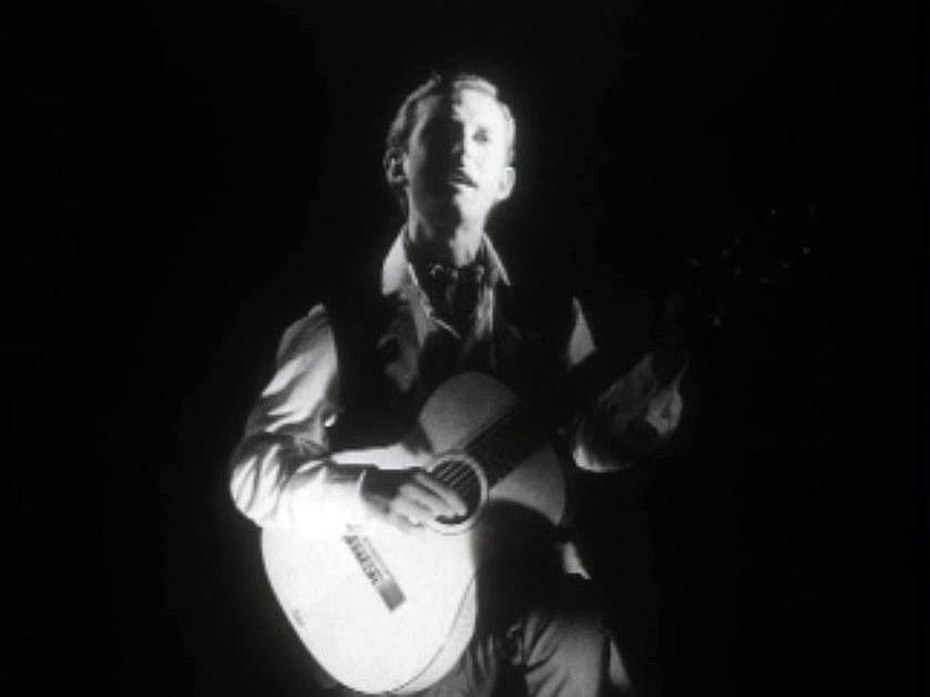 Est-ce Woody Guthrie, une des figures du mouvement folk?